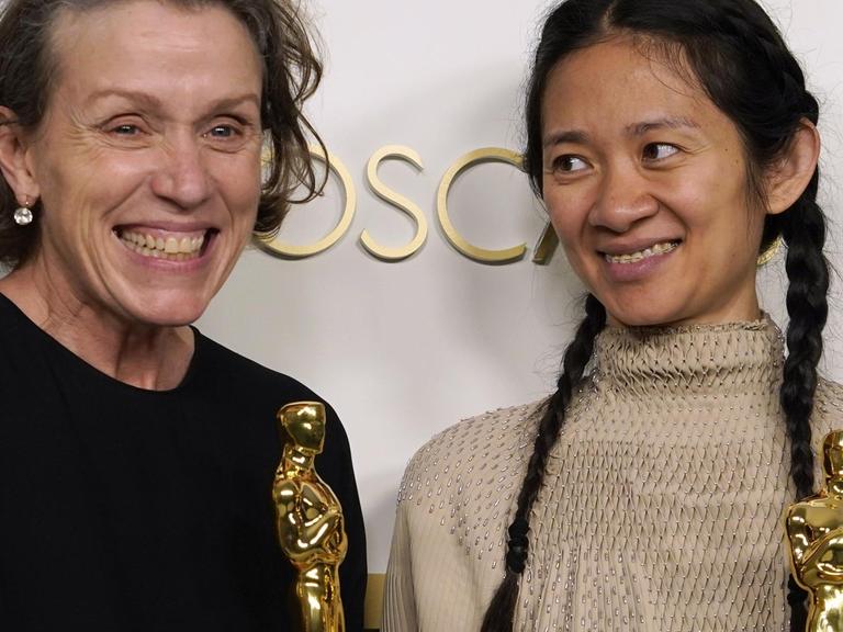 Frances McDormand und Chloe Zhao zeigen ihre Oscar-Statuen
