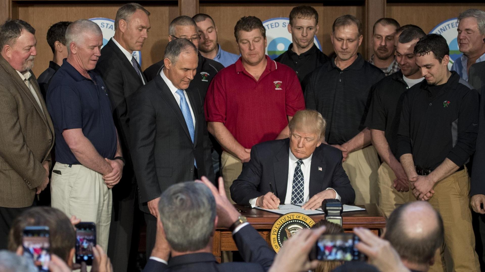 US-Präsident Donald Trump unterzeichnet ein Dekret, das die Klimaschutz-Pläne seines Vorgängers Barack Obama aufweicht.