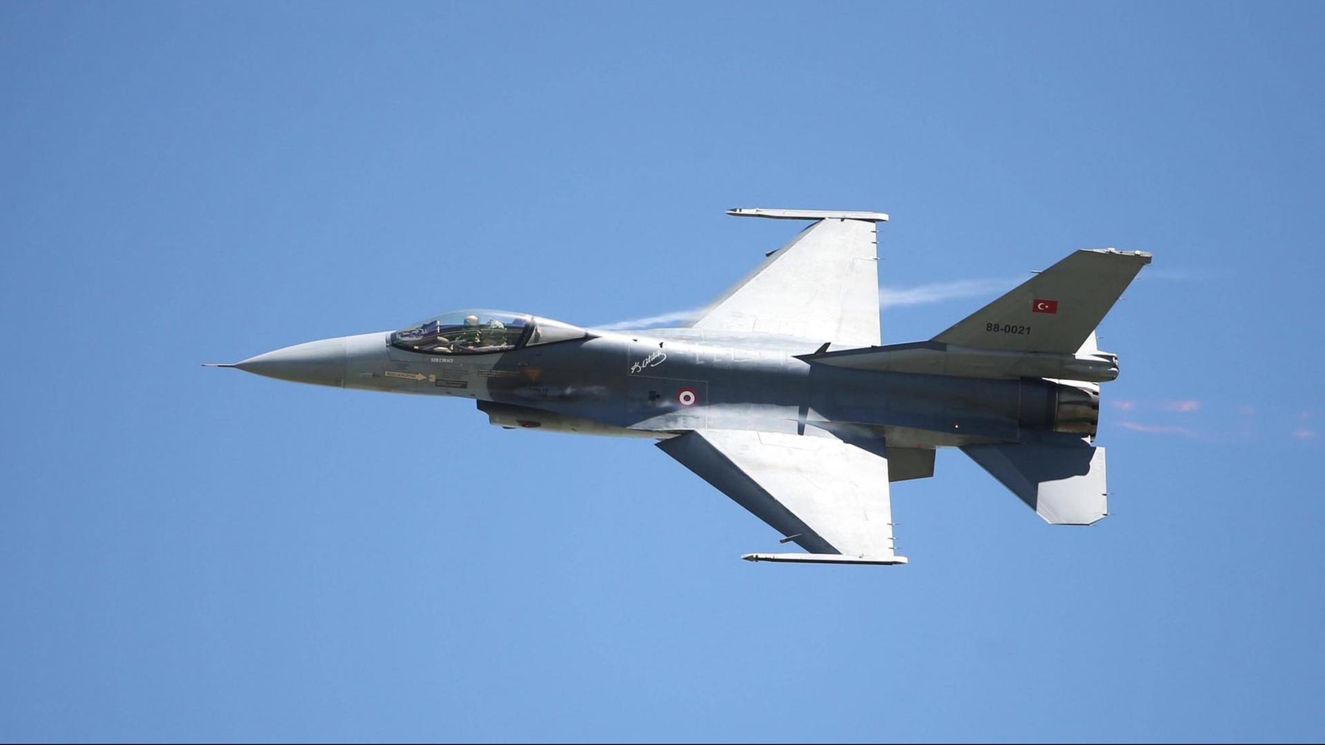 Ein Kampfflugzeug der türkischen Luftwaffe vom Typ F-16 während eines Manövers