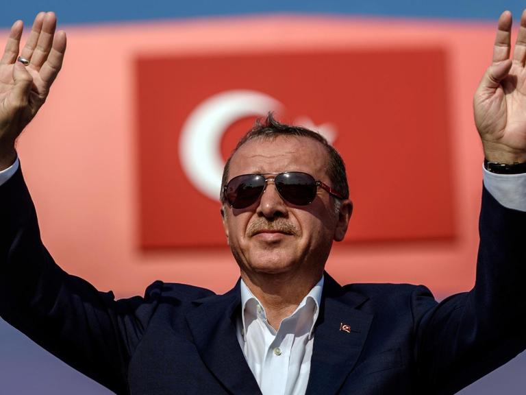 Der türkische Präsident Recep Tayyip Erdogan bei einer Demonstration in Istanbul (7.8.2016).