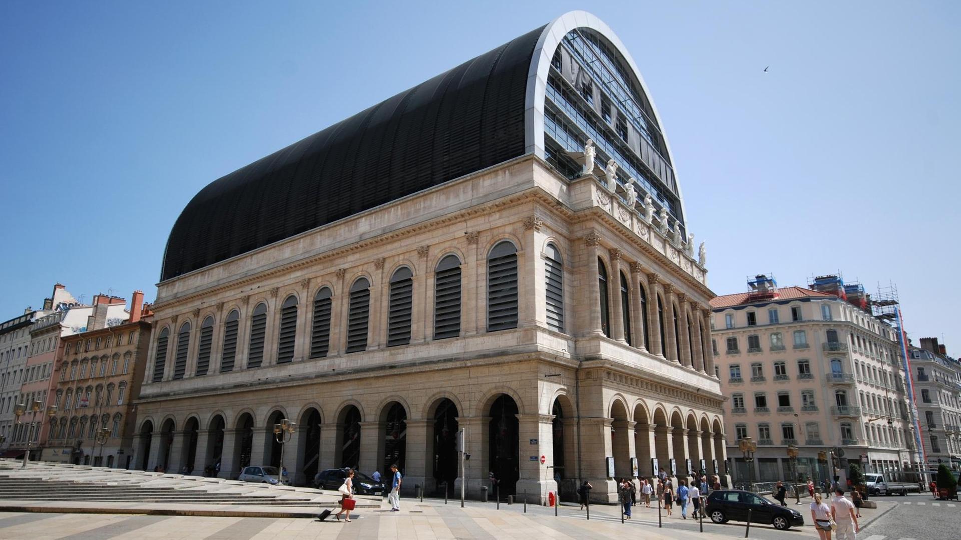 Die heutige Opera Nouvel in Lyon wurde nach dem französichen Architekten Jean Nouvel benannt, der auf ein altes Operngebäude aus dem Jahr 1756 ein tonnenfömiges Obergeschoss zwischen 1985 und 1993 setzte.