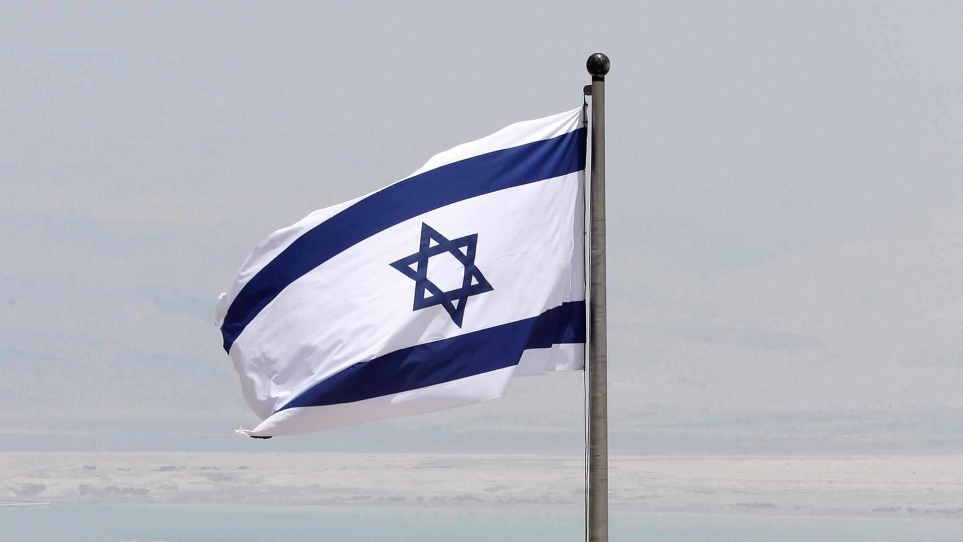 Eine israelische Flagge weht am Toten Meer in Israel.