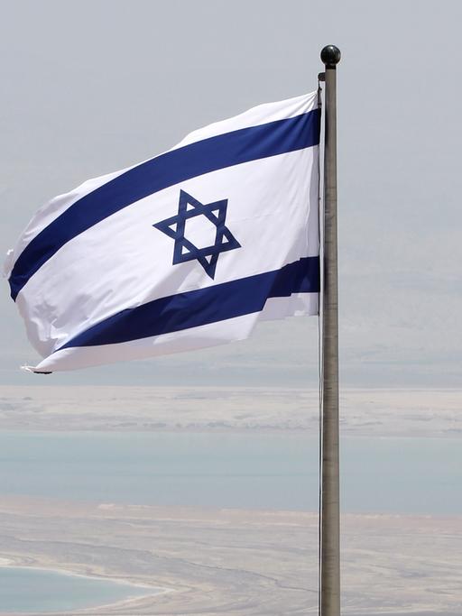 Eine israelische Flagge weht im Wind