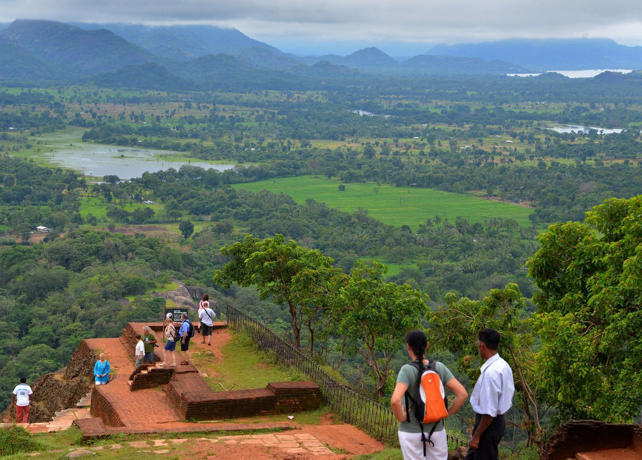 Rundumblick vom Sigiriya-Felsen in Sri Lanka. Sigiriya ist ein Monolith in Sri Lanka, auf dem sich die Ruinen einer historischen Felsenfestung befinden. Der Name leitet sich von 'Siha Giri' ab, was Löwenfelsen bedeutet. 1982 wurde Sigiriya von der UNESCO zum Weltkulturerbe erklärt.