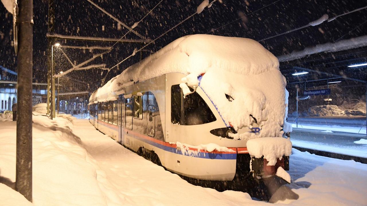 dpatopbilder - 10.01.2019, Bayern, Berchtesgaden: Schnee liegt am Bahnhof auf einem Zug. Der Zugverkehr wurde in Berchtesgaden eingestellt. Foto: Tobias Hase/dpa | Verwendung weltweit