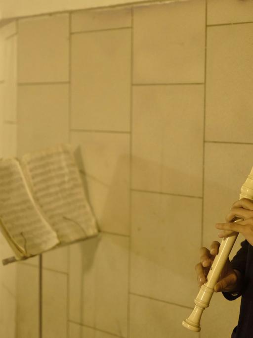 Die Straßenmusikerin Inna spielt in einer Unterführung in Moskau Flöte.