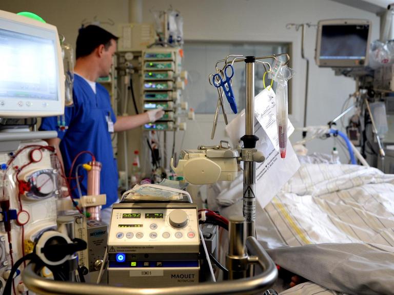 Im Uniklinikum Frankfurt bedient ein Arzt eine Maschine zur Versorgung eines Intensiv-Patienten. (Bild: dpa / Susann Prautsch)