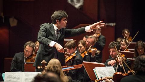 Der junge russische Dirigent und Gewinner des Solti-Wettbewerbs 2017, Valentin Uryupin, leitet das Preisträgerkonzert