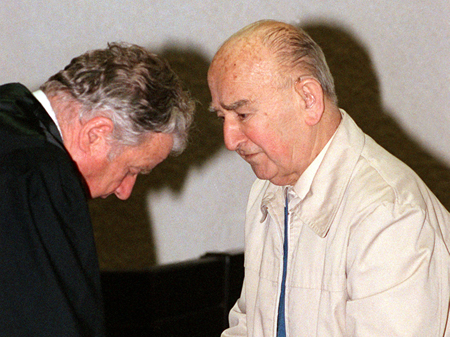 Der frühere SS-Oberscharführer Josef Schwammberger mit seinem Wahlverteidiger Heinrich Blessinger (l) am 29. April 1992 im Landgericht Stuttgart.