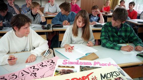 An der Gesamtschule in Brück (Landkreis Potsdam-Mittelmark) gestalten Schülerinnen und Schüler im neuen Unterrichtsfach Lebenskunde, Ethik, Religion Plakate zum Thema Tierversuche.