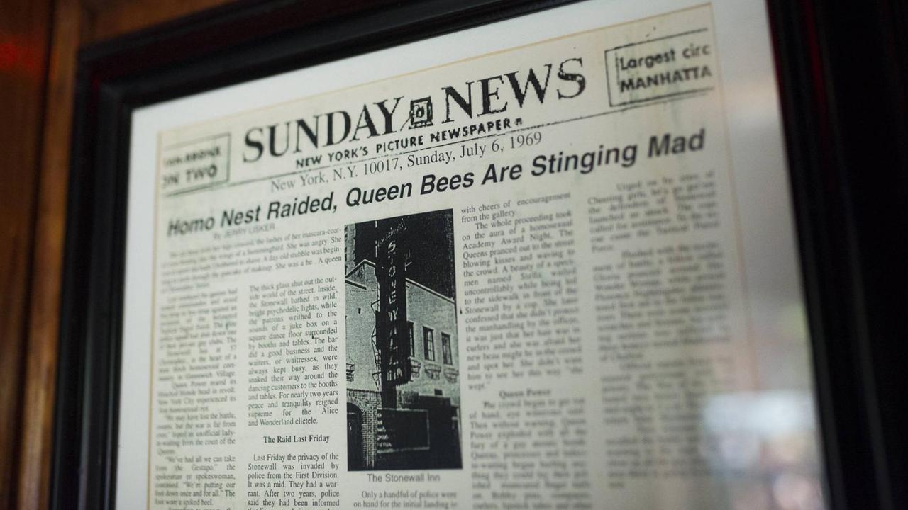 Historischer Zeitungsartikel über die Razzia im Stonewall Inn im Juni 1969