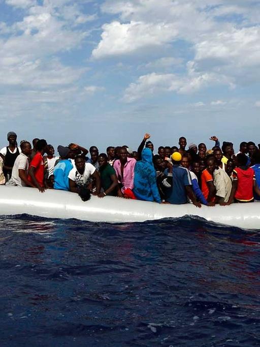 Eine Aufnahme zeigt 105 Flüchtlinge, die in einem Schlauchboot vor der italienische Insel Lampedusa darauf warten, gerettet zu werden.