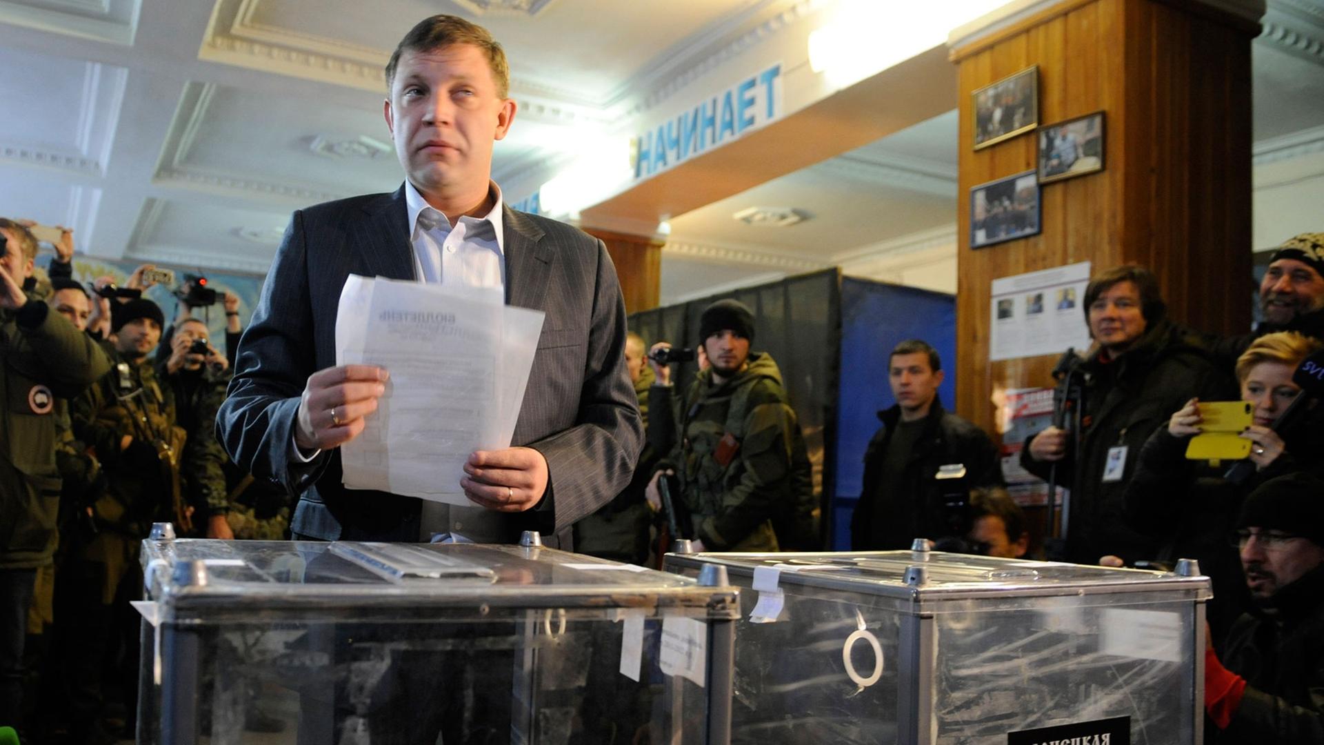 Der selbsternannte Premierminister von Donezk, Alexander Sachartschenko, bei der Stimmabgabe.
