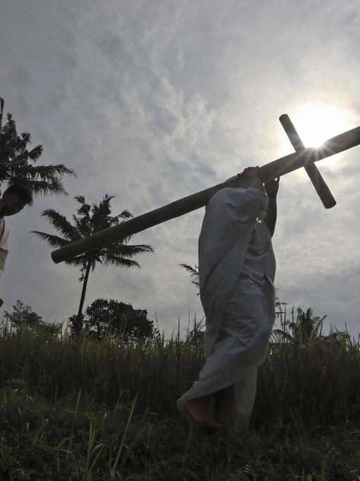 Jesu Kreuzigung nachgestellt am 3. April 2015 in Indonesien.