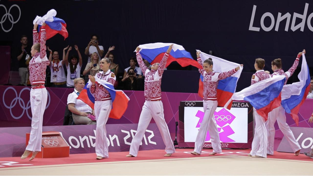Russische Turnerinnen feiern bei den Olympischen Spielen in London 2012 den Gewinn der Goldmedaille.