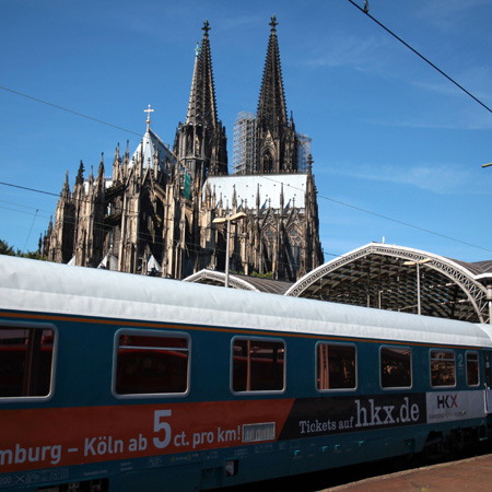 Der Zug des privaten Bahnbetreibers Hamburg-Köln-Express (HKX) fährt am Montag (23.07.2012) in Köln in den Hauptbahnhof ein. HKX hat am Montag den Bahnbetrieb auf der Strecke Köln-Hamburg aufgenommen.