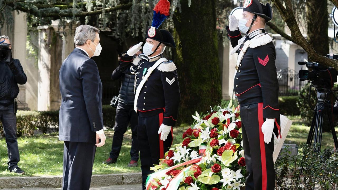 Das Foto zeigt Italiens Regierungschef Draghi bei einer Kranzniederlegung auf dem Friedhof von Bergamo.
