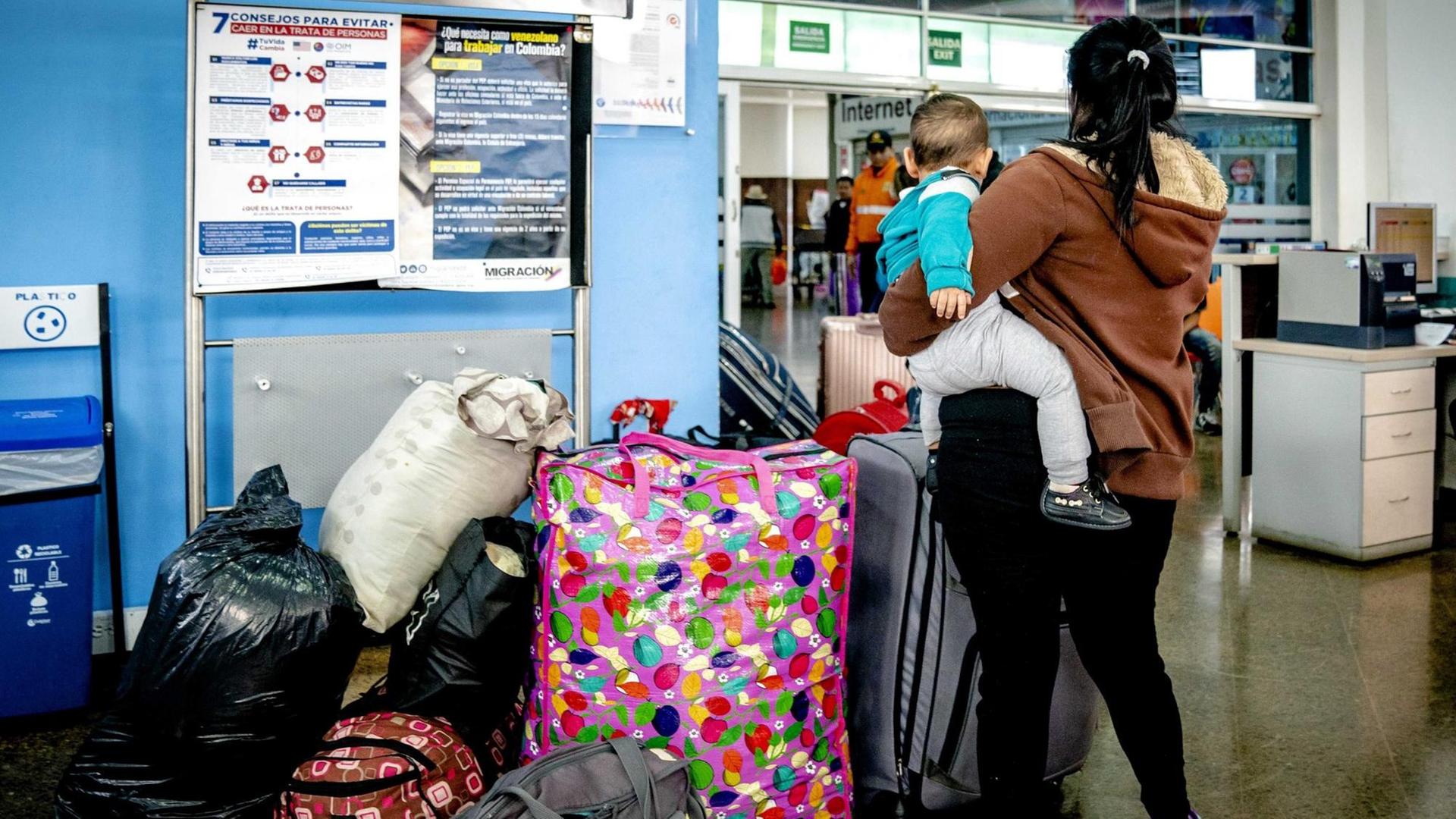 Flüchtlinge aus Venezuela stehen an einem Busbahnhof in der kolumbianischen Hauptstadt Bogotá