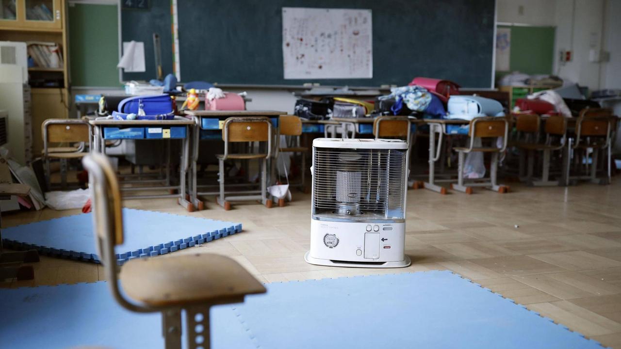 Tornister liegen auf Schultischen in einem Klassenraum in einer Grundschule in Futaba - sieben Jahre nach der Katastrophe (Foto vom 8.3.2011)