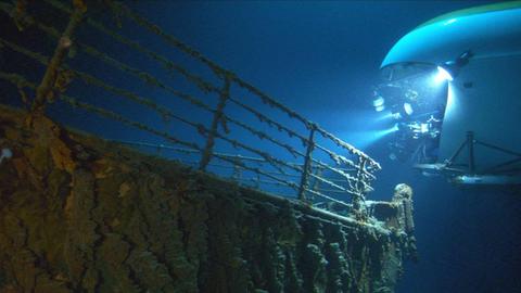 Das Wrack der Titanic im Scheinwerferlicht eines U-Boots