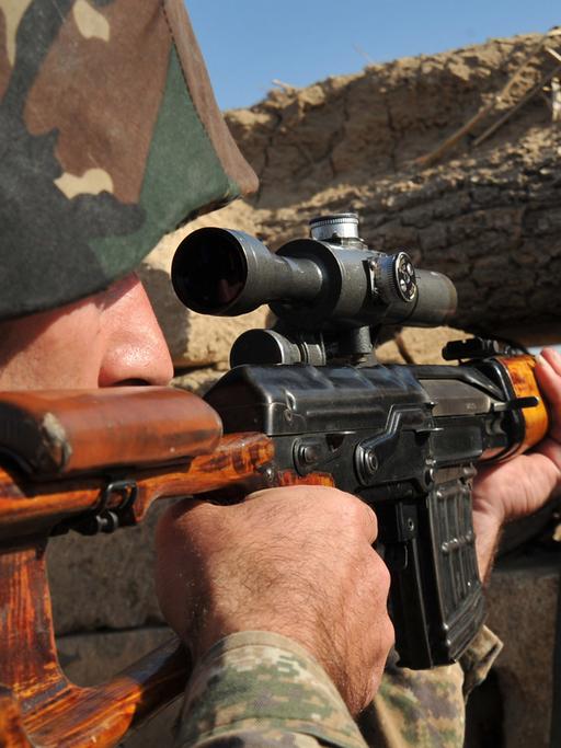 Ein armenischer Scharfschütze der selbsterklärten Republik Nagorny-Karabach richtet am 25.10.2012 seine Waffe auf die Frontlinie zu Aserbaidschan. An der seit 1994 bestehenden Waffenstillstandslinie sterben jährlich im Schnitt 30 Menschen durch Scharfschü