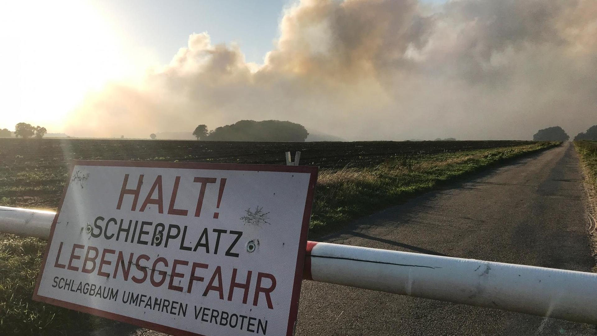 Rauchwolken steigen beim Moorbrand auf dem Gelände der Wehrtechnischen Dienststelle 91 in Meppen auf.