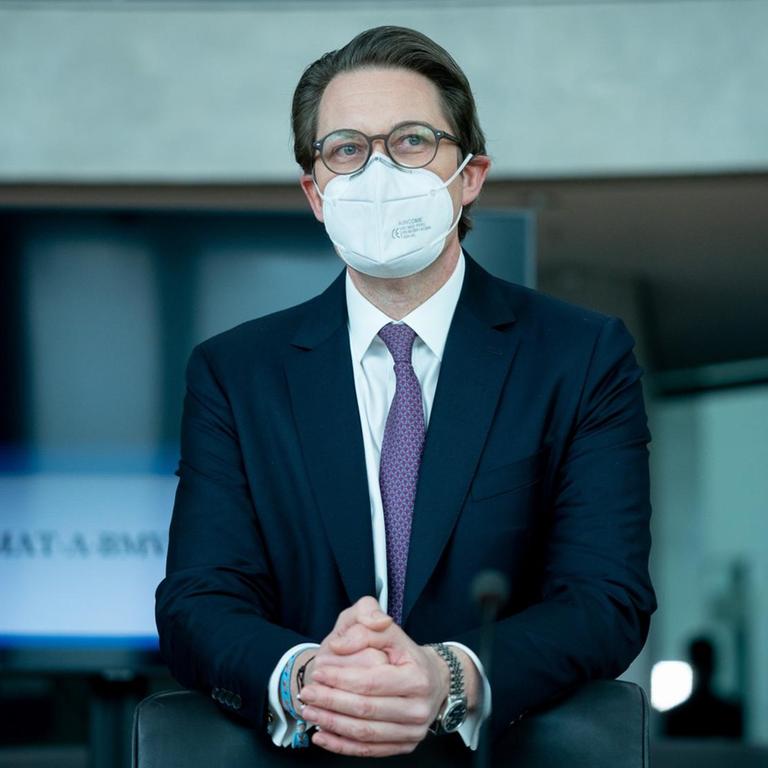Andreas Scheuer (CSU), Bundesminister für Verkehr und digitale Infrastruktur, steht als Zeuge zu Beginn der Sitzung des Maut-Untersuchungsausschusses des Bundestags mit einer FFP2-Maske an seinem Platz.
