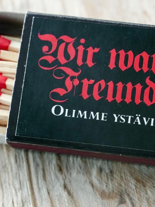 Eine Streichholzschachtel mit der Aufschrift "Wir waren Freunde": Der Schriftzug war Titel der gleichnamigen Ausstellung in Rovaniemi (Lappland) über die Präsens der Deutschen Wehrmacht in Finnland während des Zweiten Weltkriegs
