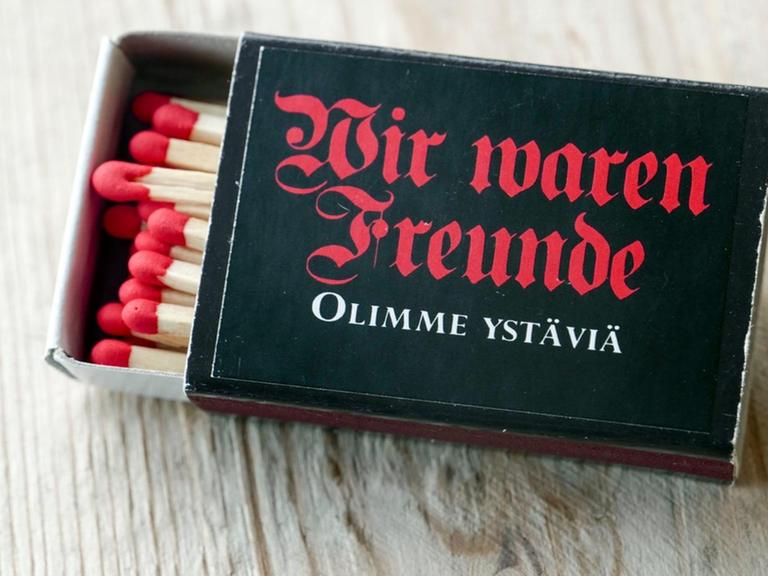 Eine Streichholzschachtel mit der Aufschrift "Wir waren Freunde": Der Schriftzug war Titel der gleichnamigen Ausstellung in Rovaniemi (Lappland) über die Präsens der Deutschen Wehrmacht in Finnland während des Zweiten Weltkriegs