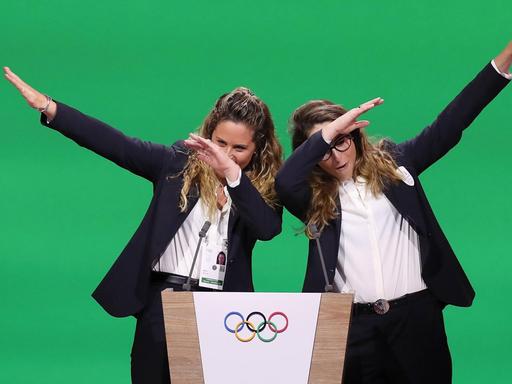 LAUSANNE, June 24, 2019 -- Italiens Snowboarderin Michela Moioli (links) und die Skifahrerin Sofia Goggia posieren während der Abschlusspräsentation der Olympiabewerbung von Mailand und Cortina.