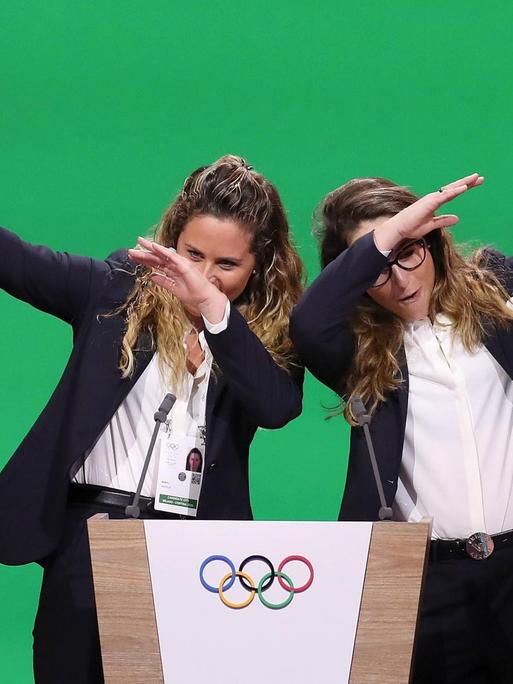 LAUSANNE, June 24, 2019 -- Italiens Snowboarderin Michela Moioli (links) und die Skifahrerin Sofia Goggia posieren während der Abschlusspräsentation der Olympiabewerbung von Mailand und Cortina.