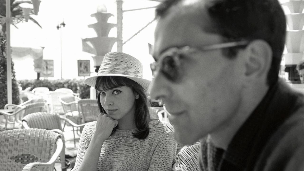 Der französiche Regisseur Jean-Luc Godard im Vordergrund mit Anna Karina.