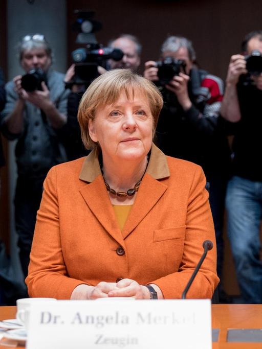 Bundeskanzlerin Angela Merkel (CDU) nimmt am 16.02.2017 ihren Platz im NSA-Untersuchungsausschuss im Deutschen Bundestag in Berlin ein.