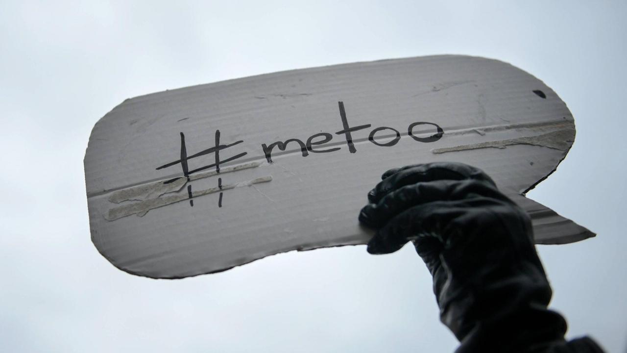 Meetoo Demonstration gegen sexualisierte Gewalt und sexistische Übergriffe am 28.10.2017 in Berlin Neukölln. 