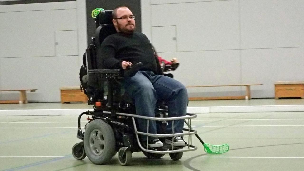 Sebastian Fedder im Rollstuhl in einer Sporthalle