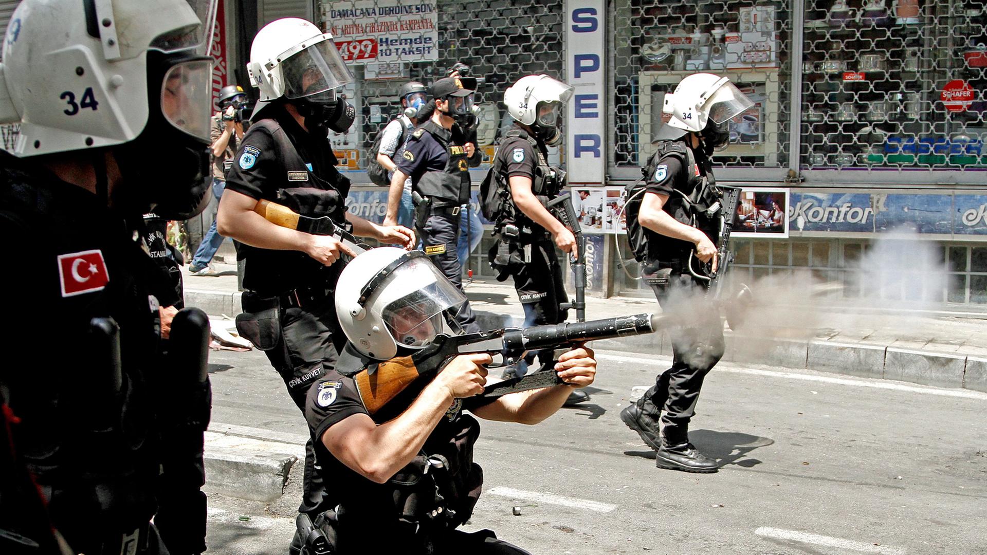Türkische Polizisten im Einsatz gegen Demonstranten in Istanbul (22. Mai 2014)