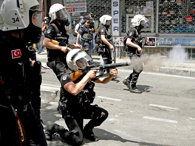 Türkische Polizisten im Einsatz gegen Demonstranten in Istanbul (22. Mai 2014)