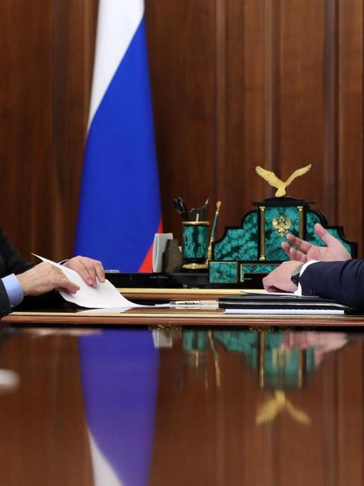 Russlands Präsident Vladimir Putin im Gespräch mit Roskosmos-Chef Dmitri Rogosin. Das Institut ist für einen Großteil konkreter technologischer Entwicklungen an Raketen verantwortlich.