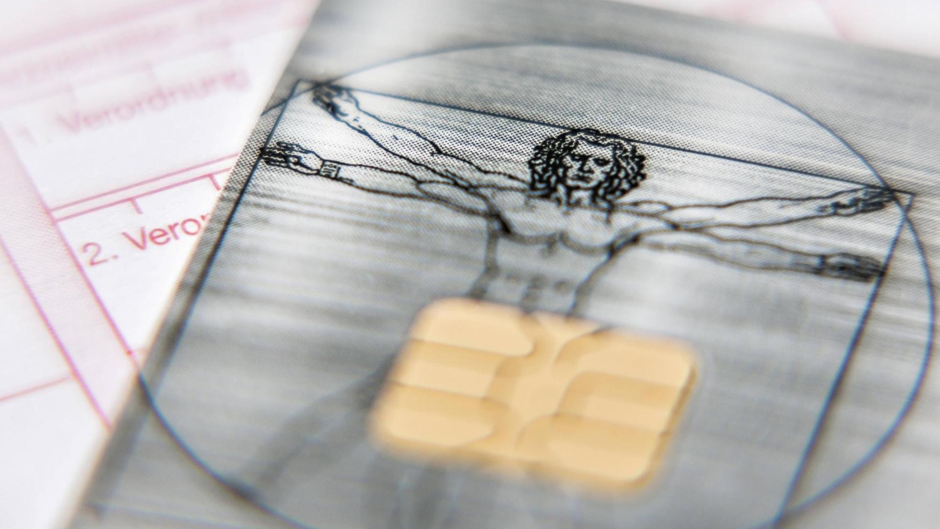 Elektronische Gesundheitskarte, Detail von Leonardo-da-Vinci-Logo und Datenchip.