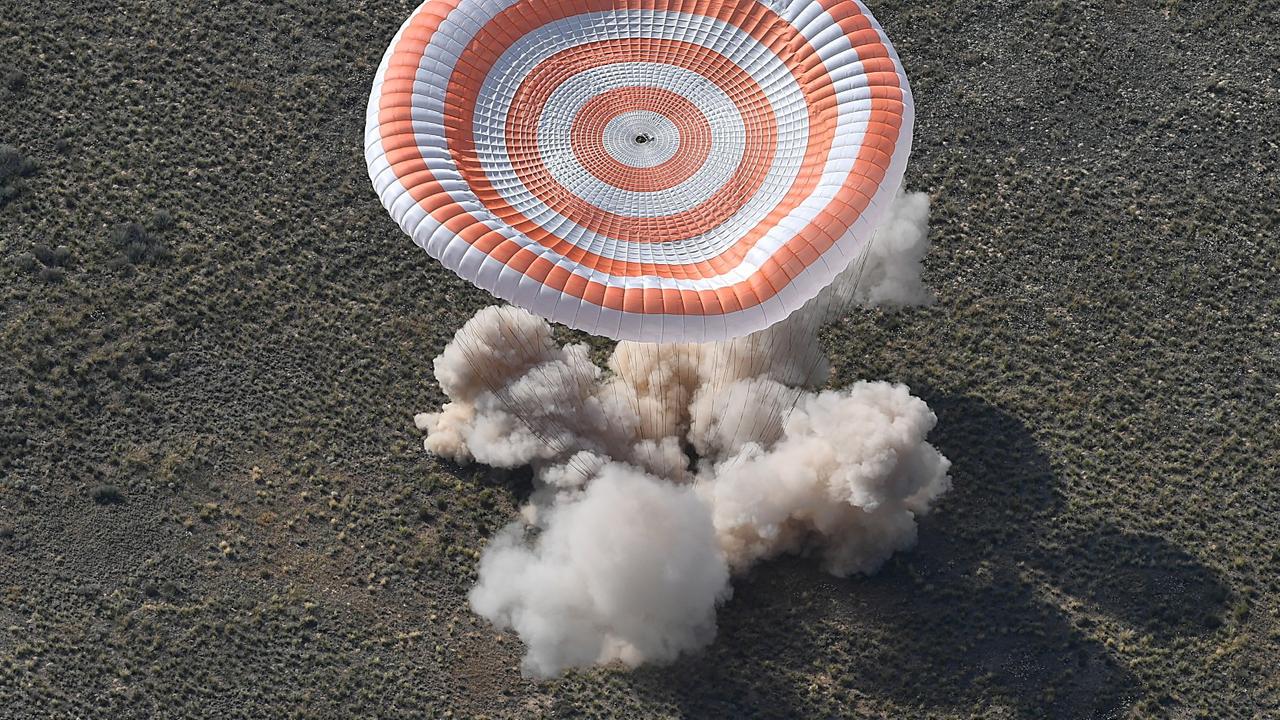 Eine Soyuz MS-11 mit Astronauten aus dem All landet in Kasachstan.