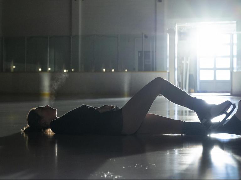 Aufs Eis gelegt: Kaya Scodelario als Kat Baker in der Serie "Spinning Out"