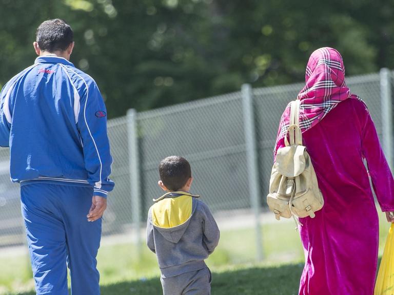 Flüchtlinge gehen am 05.06.2015 in Meßstetten (Baden-Württemberg) auf dem Gelände der Landeserstaufnahmeeinrichtung (LEA) für Flüchtlinge