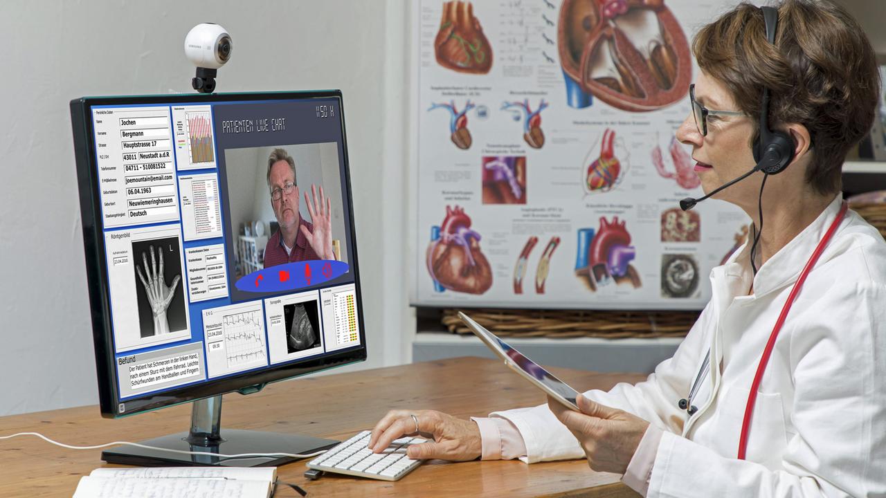 Eine Ärztin kommuniziert in ihrer Praxis über Webcam mit einem Patienten.
