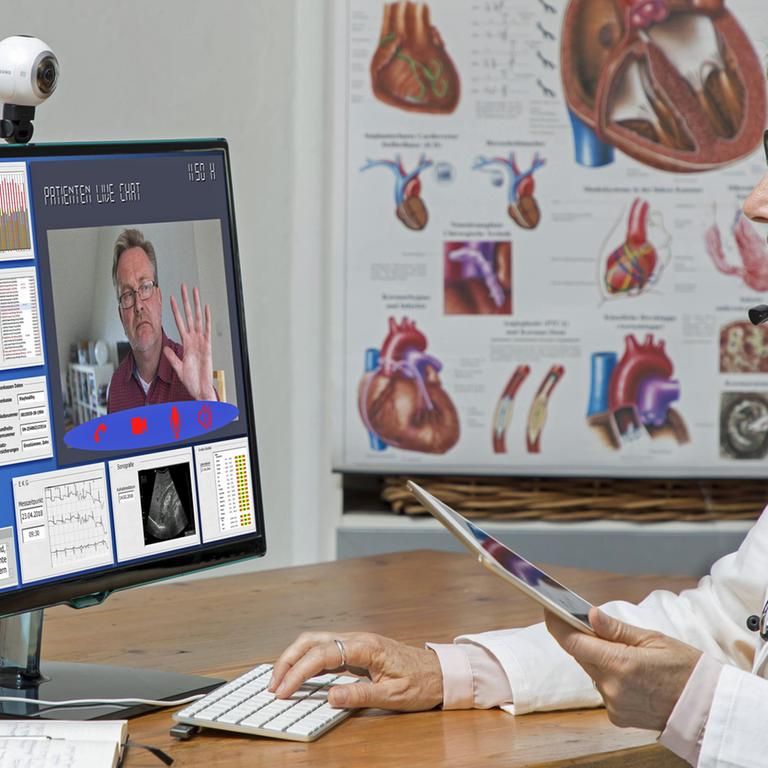 Eine Ärztin kommuniziert in ihrer Praxis über Webcam mit einem Patienten.
