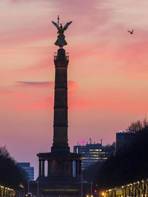 Siegessäule auf dem Großen Stern im Berliner Tiergarten, Straße des 17. Juni.