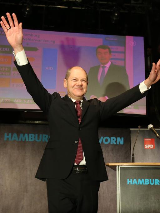 Olaf Scholz (SPD) feiert deutlichen Sieg bei Hamburg-Wahl. Neben ihm steht seine Frau Britta Ernst