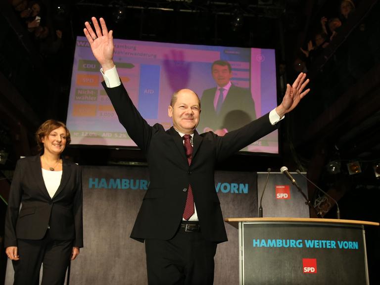Olaf Scholz (SPD) feiert deutlichen Sieg bei Hamburg-Wahl. Neben ihm steht seine Frau Britta Ernst