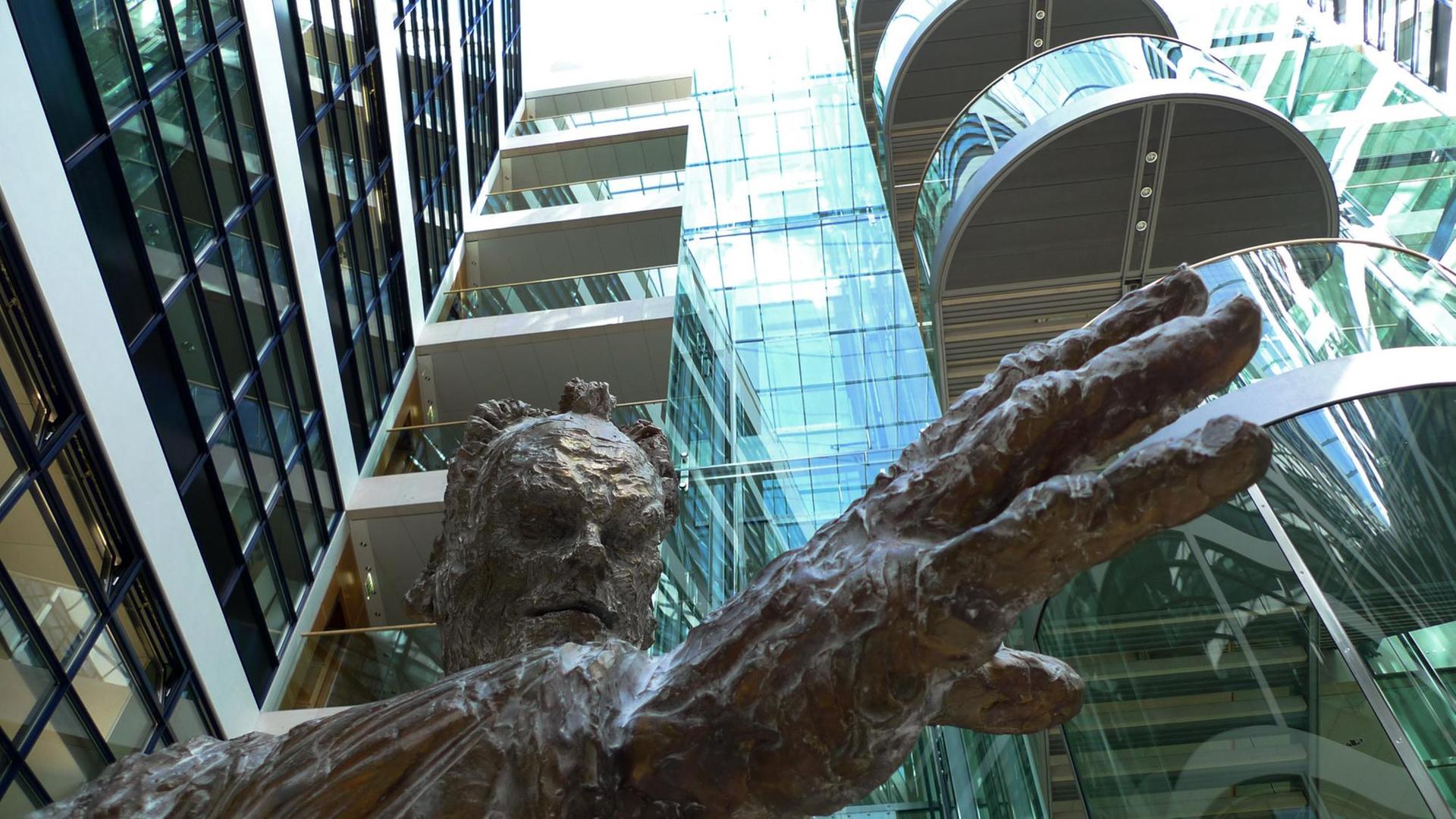 Die von Rainer Fetting geschaffene Bronzeskulptur von Willy Brandt in der Parteizentrale der SPD in der Wilhelmstraße in Berlin, aufgenommen im August 2008.