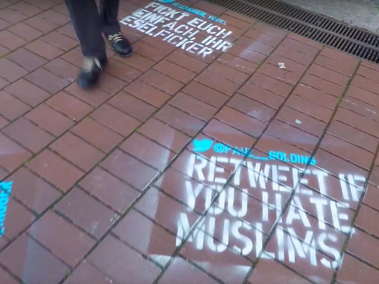 Vor der Twitterzentrale in Hamburg wurde ein Hasstweet mit der Botschaft "Retweet if you hate muslims" auf den Boden gesprüht