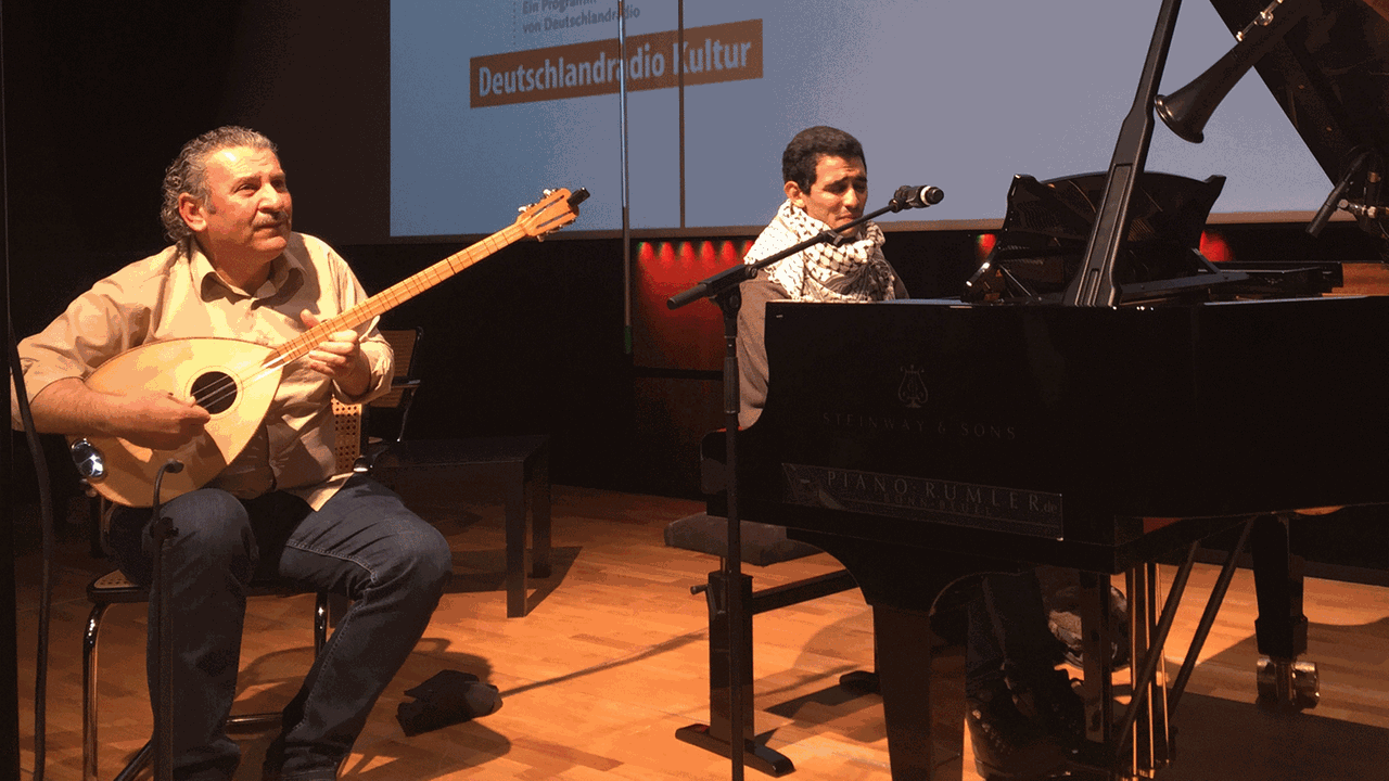Der Pianist Aeham Ahmad und der Sänger und Saz-Spieler Ibrahim Keivo bei einer Probe in der Bonner Bundeskunsthalle
